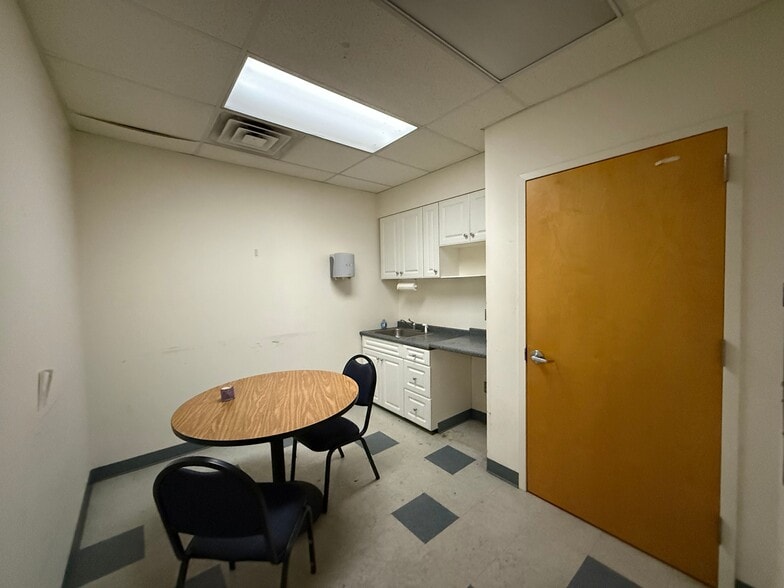 More Photos Of 2101 E State St, Hamilton Warehouse For Lease