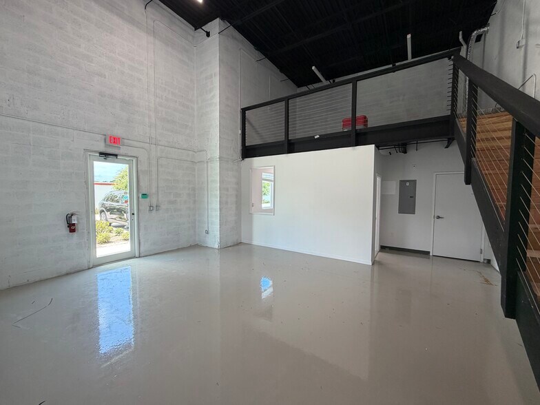 More Photos Of 12871 Suzanne, Hobe Sound Light Manufacturing For Lease