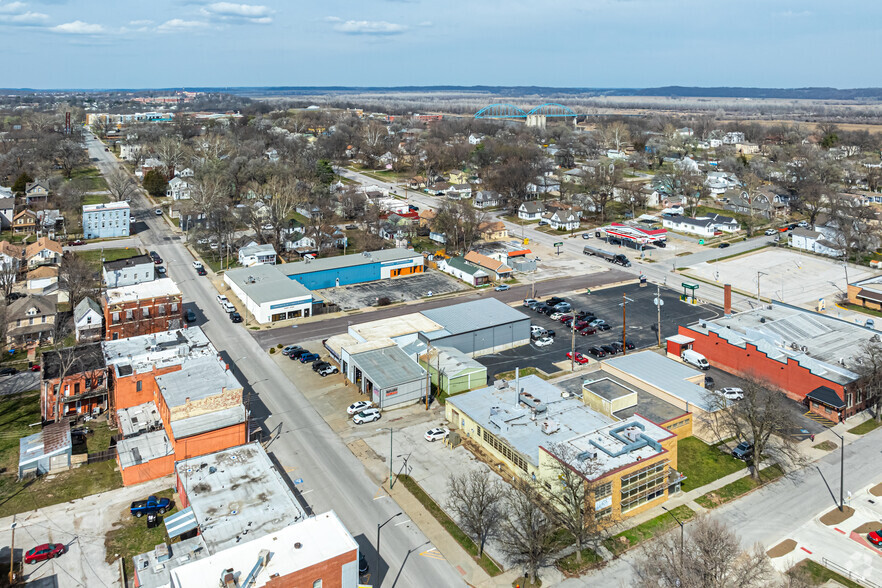 More Photos Of 422 Seneca St, Leavenworth Flex For Sale