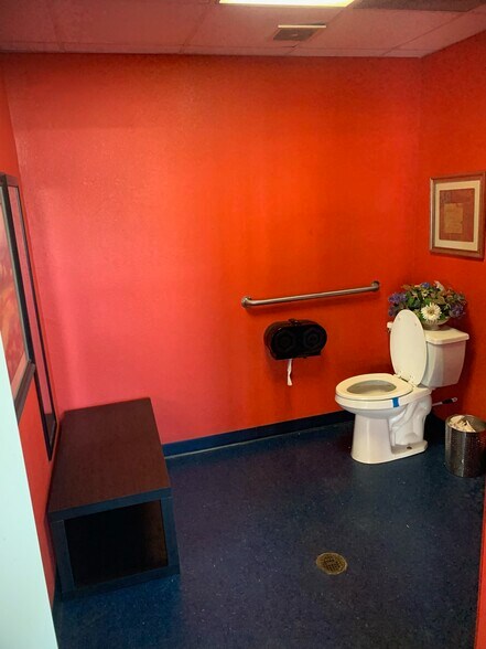 More Photos Of 200 Daniel Moore St, Portland Auto Repair For Sale