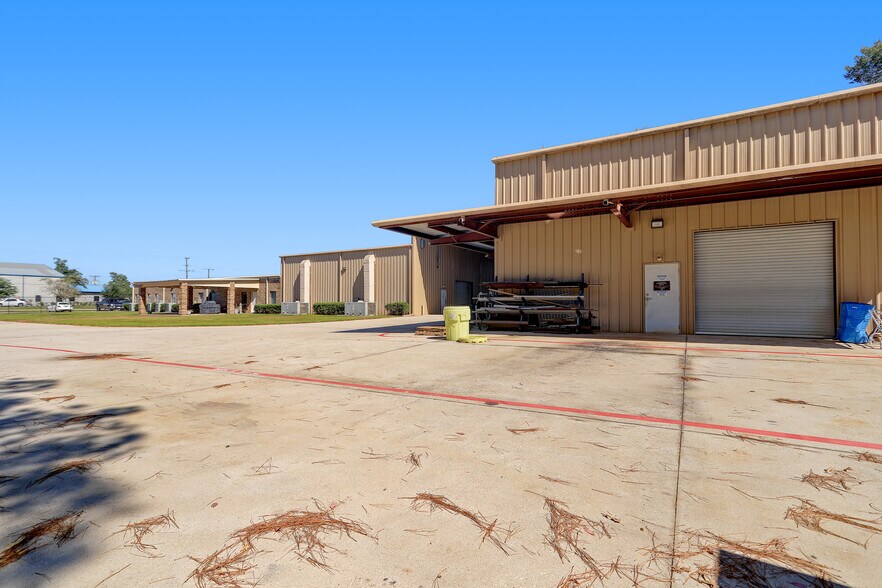 More Photos Of 18914 E Industrial Pkwy, New Caney Service For Sale