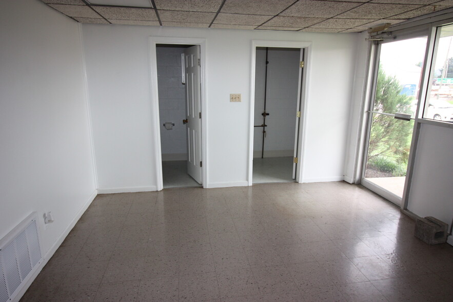 More Photos Of 927 8th Ave, Huntington Veterinarian Kennel For Lease