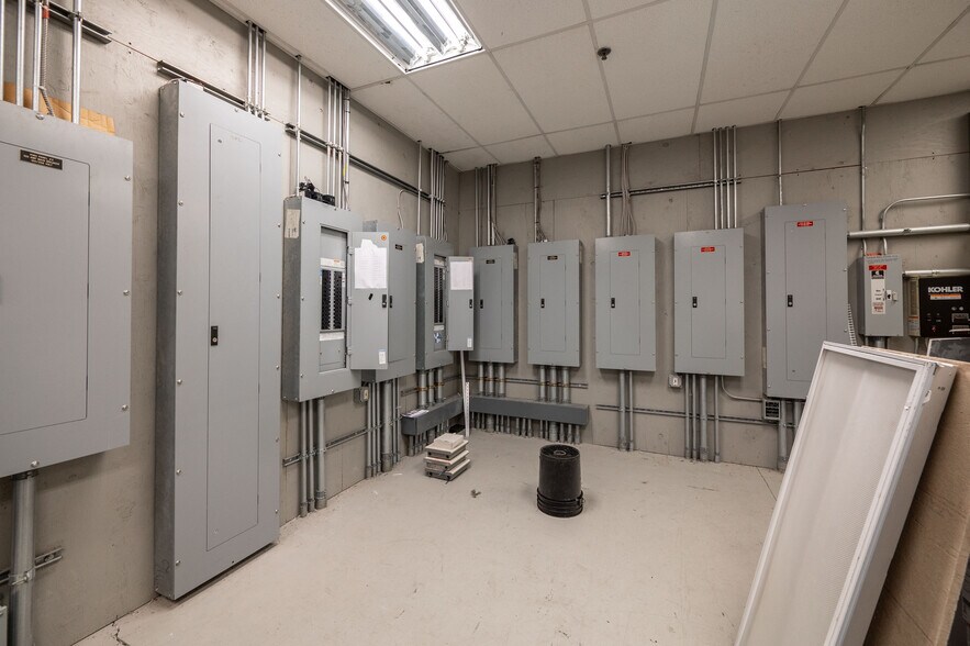 More Photos Of 16-18 Trowbridge Dr, Bethel Light Manufacturing For Sale