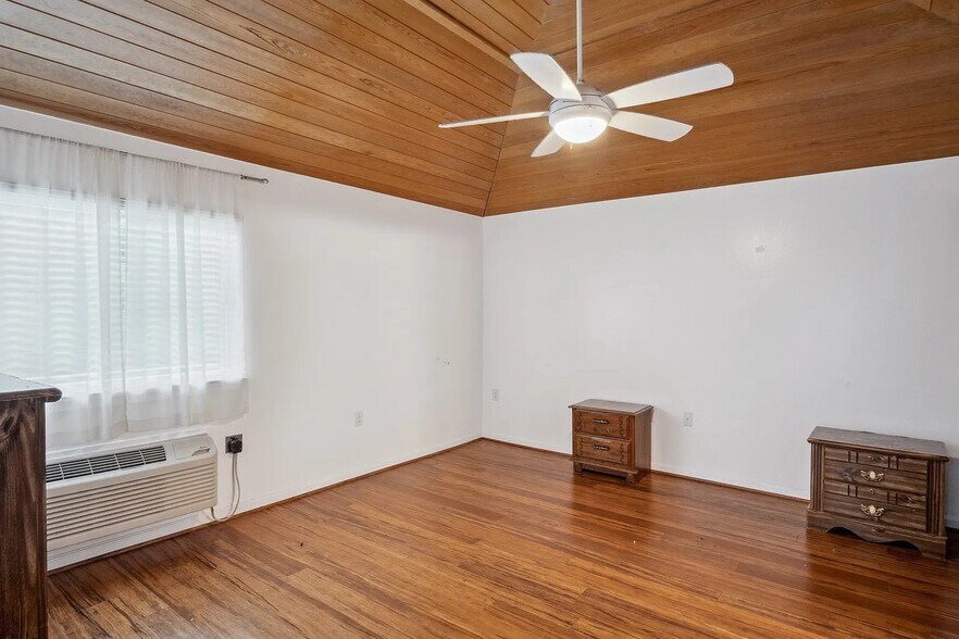 More Photos Of 921 NW 9th St, Grand Prairie Assisted Living For Sale
