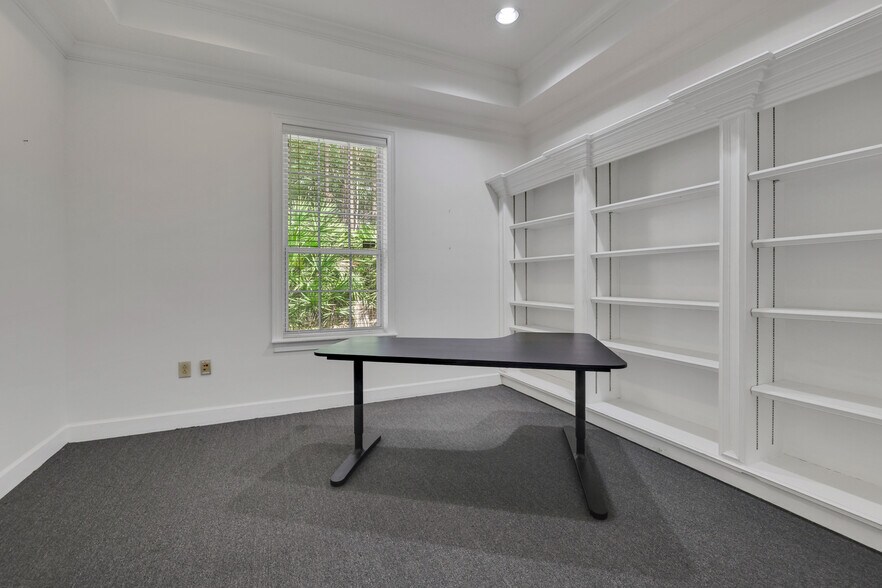 More Photos Of 7700 Square Lake Blvd, Jacksonville Office For Lease
