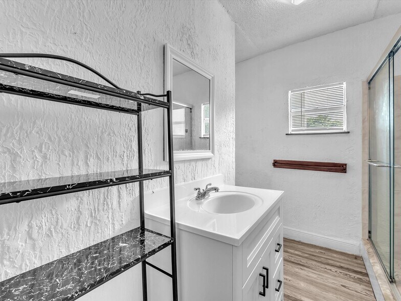 More Photos Of 1932 Dewey St, Hollywood Land For Sale