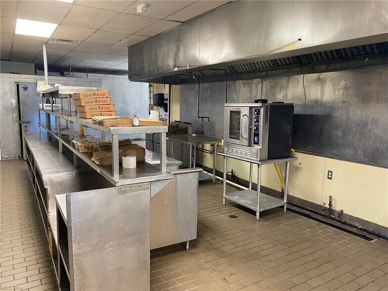 More Photos Of 10703 W Pleasant Valley Rd, Parma Freestanding For Lease