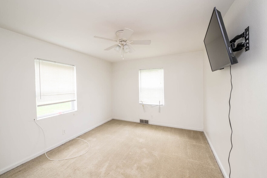 More Photos Of 349 Orchard Dr, Oakwood Apartments For Sale