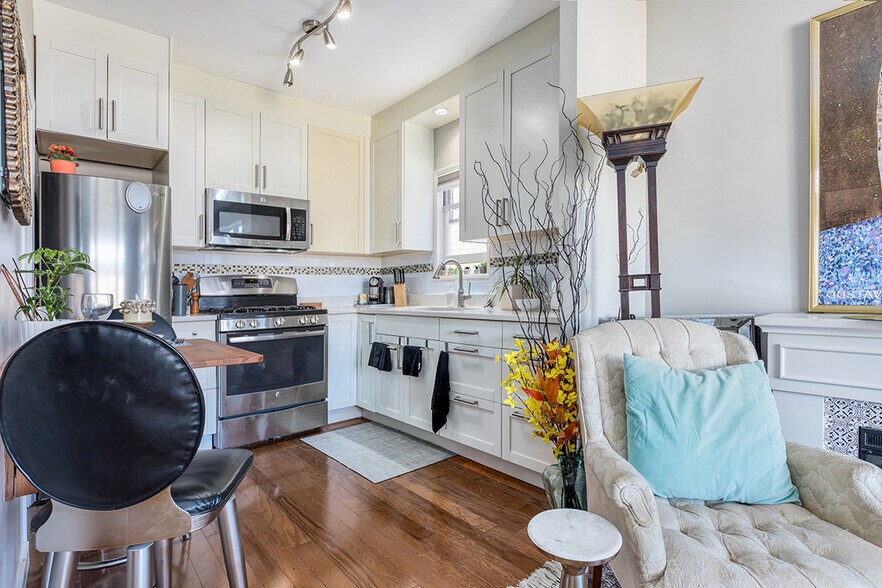 More Photos Of 2814 3rd Av W, Vancouver Hospitality For Sale