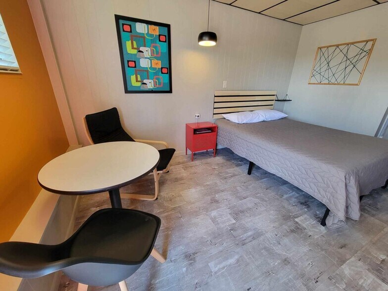 More Photos Of 1313 W Cherry St, Vermillion Hotel For Sale