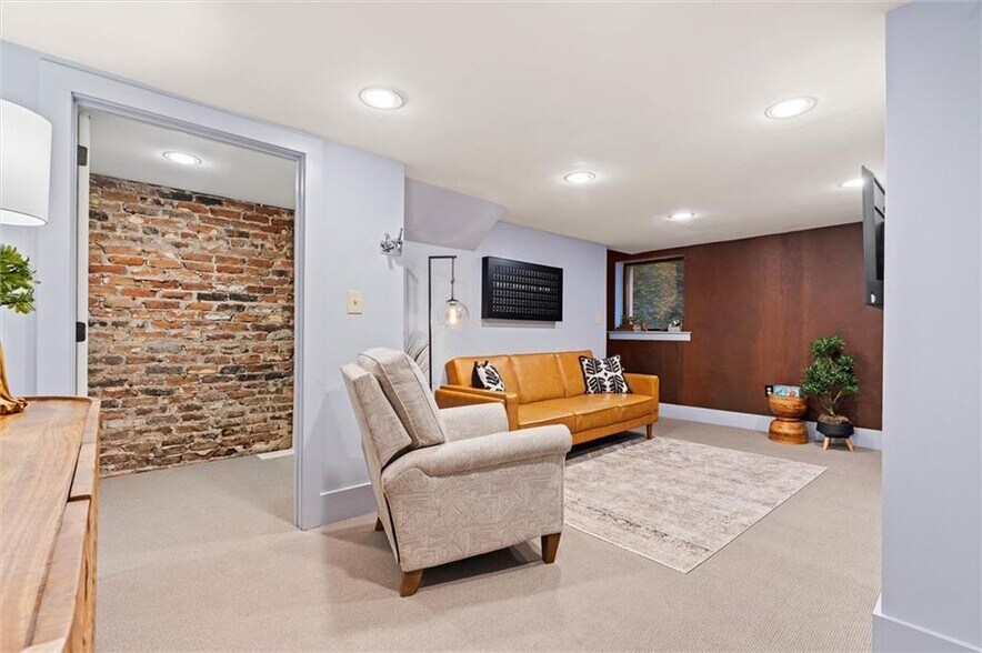 More Photos Of 7 N Royal St, Mobile Office For Sale