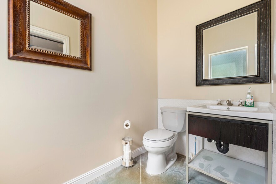 More Photos Of 2480 S Main St, Lakeport Office For Sale