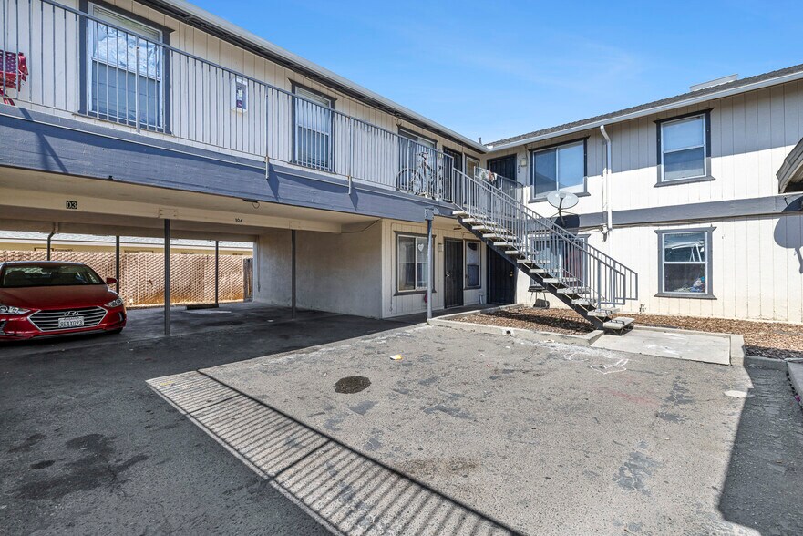 More Photos Of 1911 E Saginaw Way, Fresno Apartments For Sale