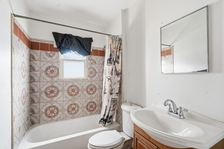 More Photos Of 30 Catlin Ave, Roosevelt Flex For Sale