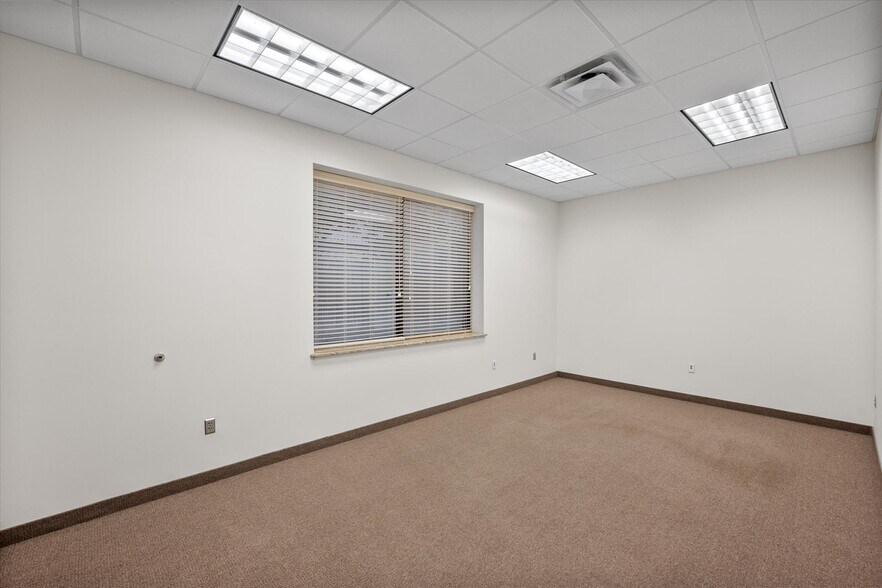 More Photos Of 820 Central Dr, Colleyville Office For Sale