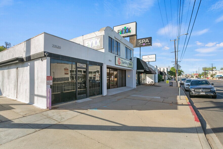 More Photos Of 22520-22522 Ventura Blvd, Woodland Hills Storefront Retail Office For Lease