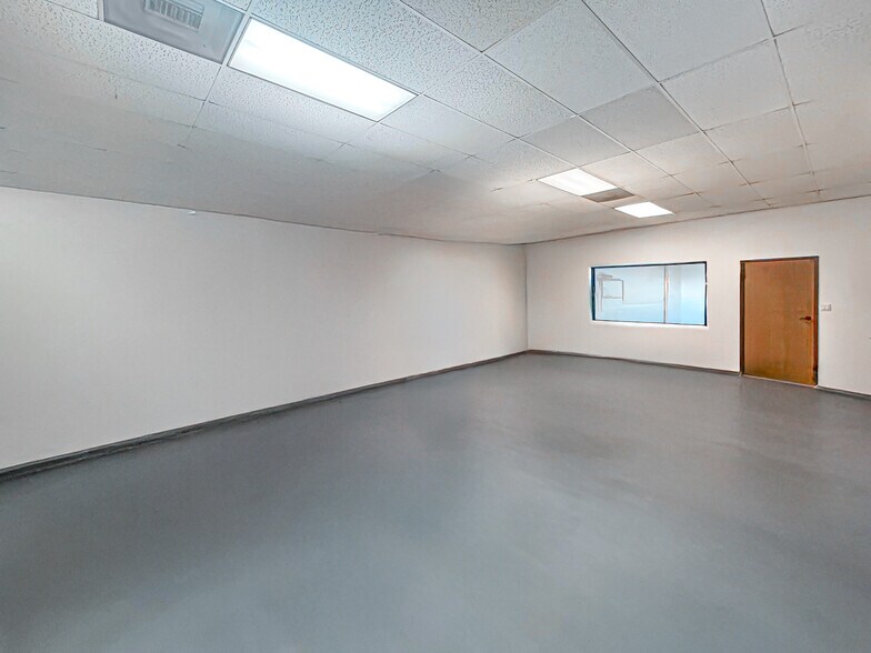More Photos Of 2621-2651 W Woodland Dr, Anaheim Manufacturing For Sale