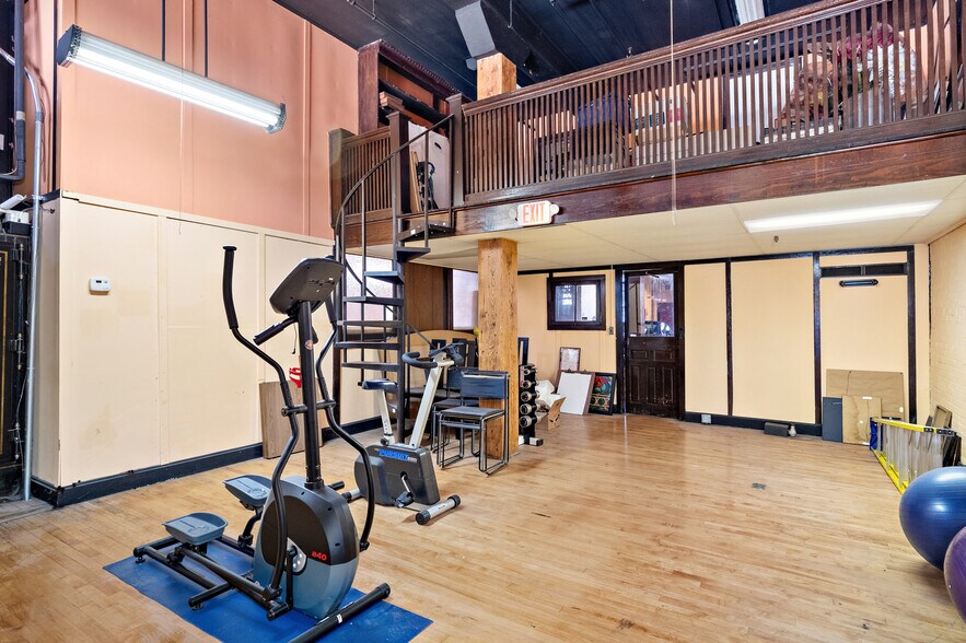 More Photos Of 2007-2009 Locust St, Saint Louis Storefront Retail Residential For Lease