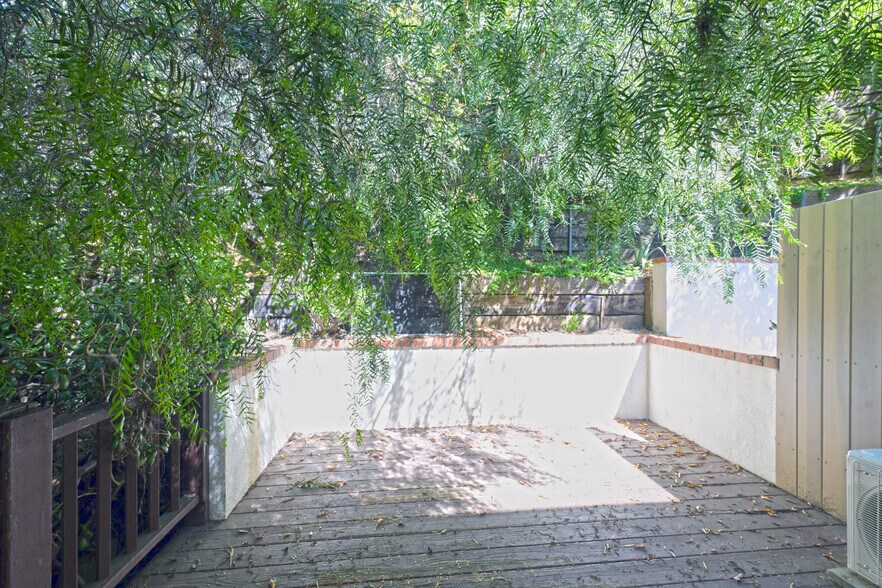 More Photos Of 2592 N Beachwood Dr, Los Angeles Multifamily For Sale