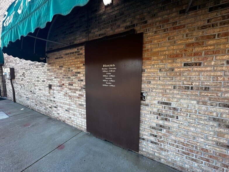 More Photos Of 2225 W Franklin St, Evansville Storefront For Sale