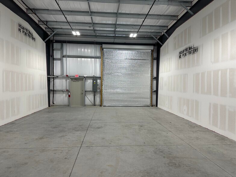 More Photos Of 4214 Solutions Ln, Bradenton Warehouse For Lease