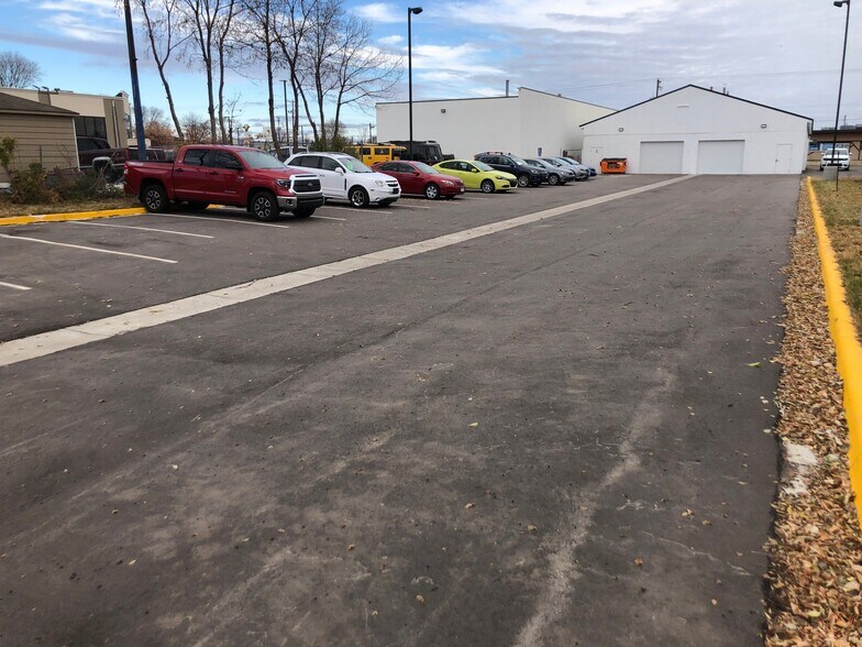 More Photos Of 5213 W Broadway Ave, Minneapolis Auto Dealership For Lease