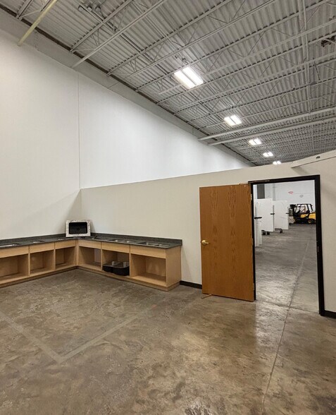 More Photos Of 6801 Shingle Creek Pky, Brooklyn Center Light Manufacturing For Lease