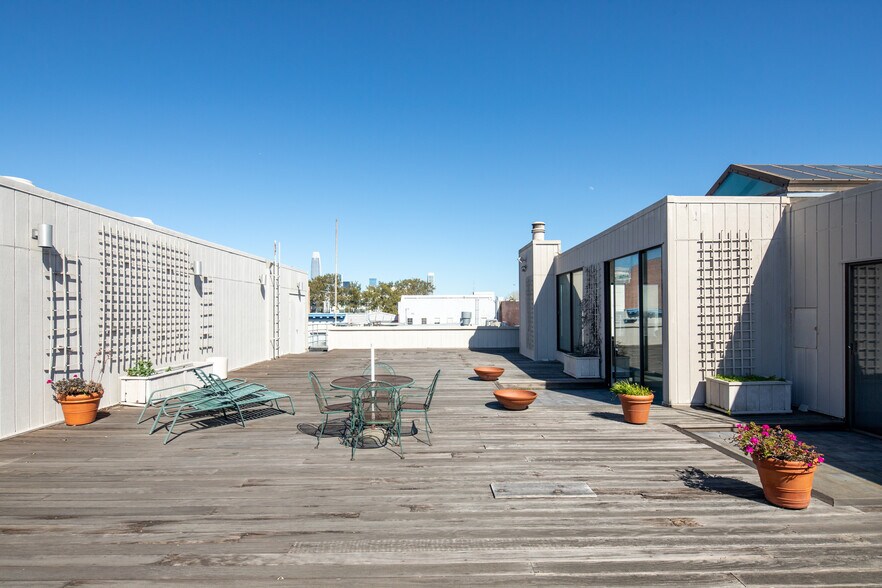 More Photos Of 250 Dore St, San Francisco Light Distribution For Sale