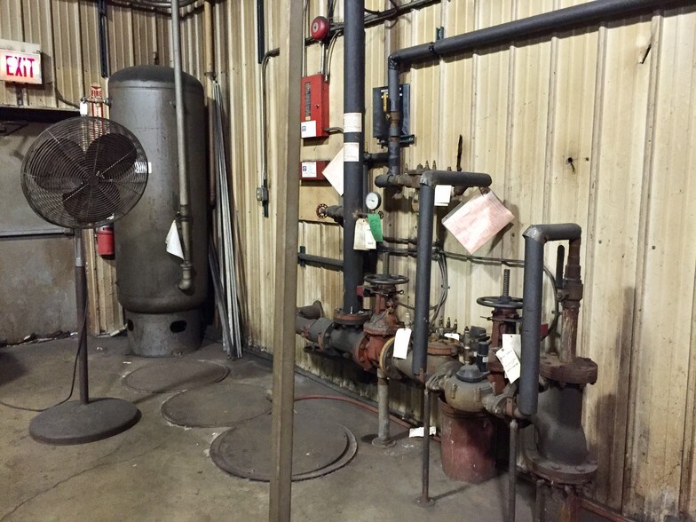 More Photos Of 412 Matteson St, Dyer Warehouse For Lease