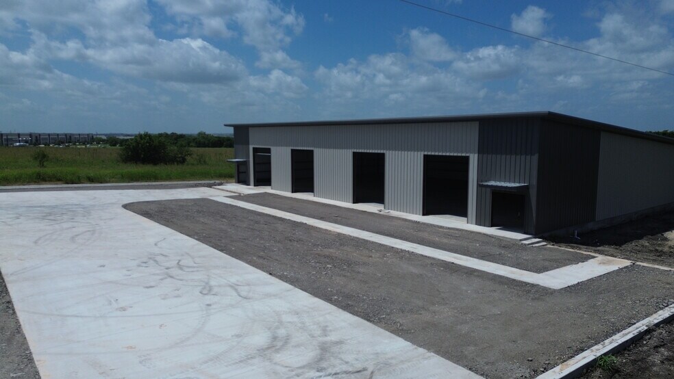 More Photos Of 1158 County Road 108, Hutto Warehouse For Lease