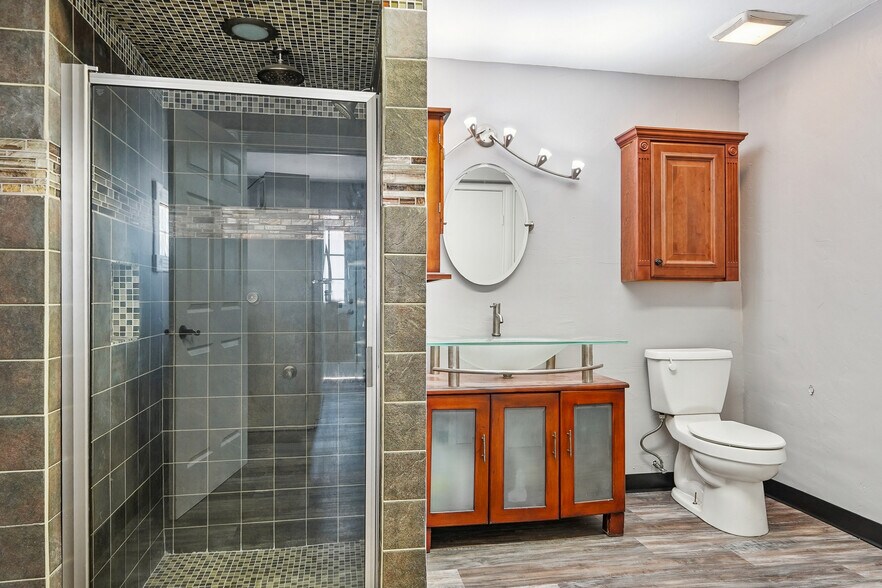 More Photos Of 2423 Hinton Dr, Irving Warehouse For Lease