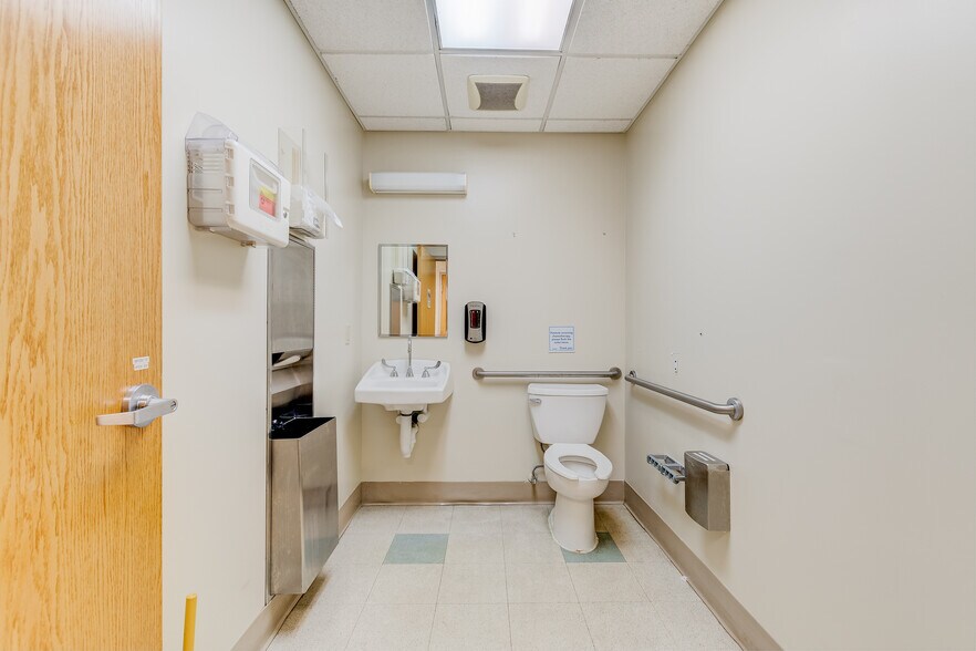 More Photos Of 860 NW Washington Blvd, Hamilton Medical For Lease