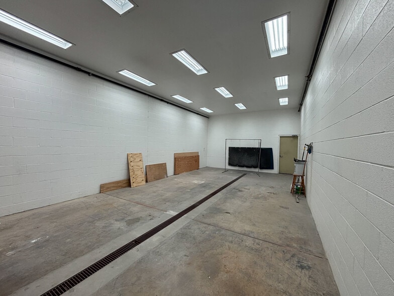 More Photos Of 1805-1811 Sawmill Pky, Huron Warehouse For Sale