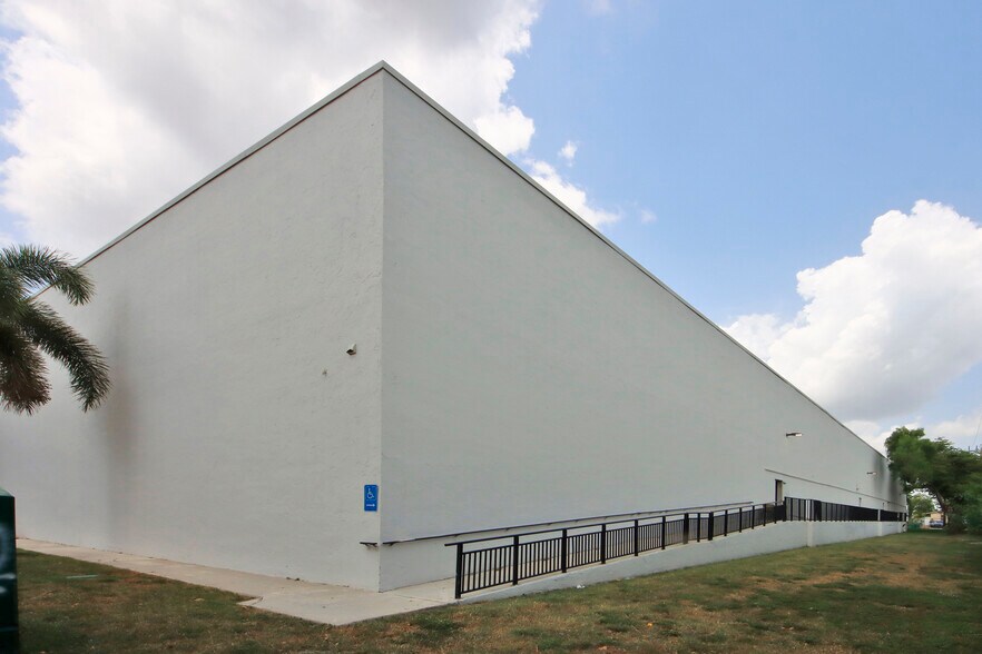 More Photos Of 2201-2211 Stirling Rd, Fort Lauderdale Unknown For Lease