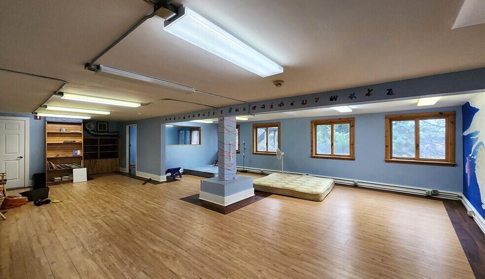More Photos Of 303 Gunderman Rd, Spencer Flex For Sale