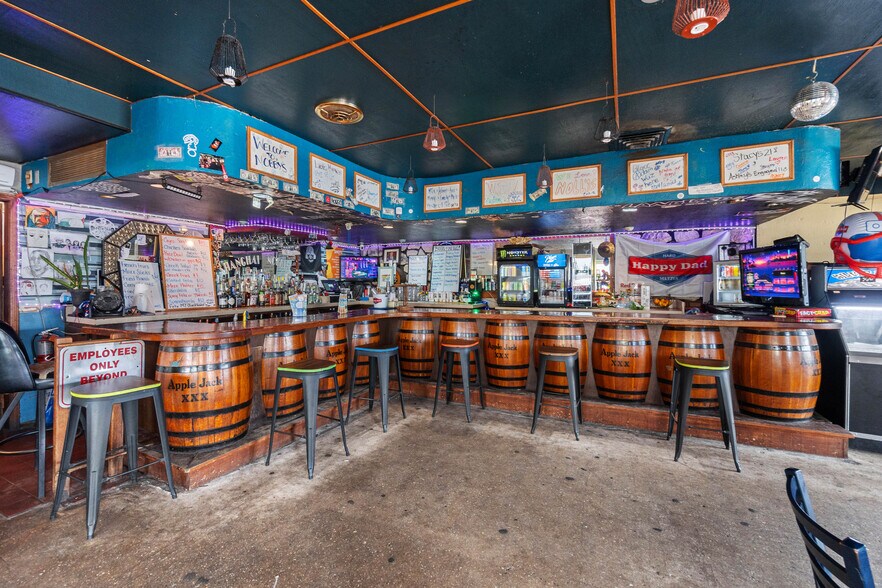More Photos Of 10 Anastasia Blvd, Saint Augustine Bar For Lease