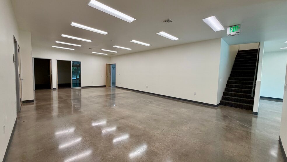 More Photos Of 18320-18330 Oxnard St, Tarzana Unknown For Lease