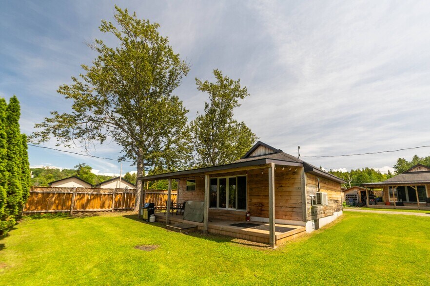 More Photos Of 252 Dunnette Landing Rd, Roseneath Hotel For Sale