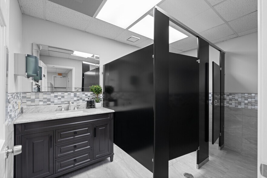 More Photos Of 125 Commerce Cir, Fayetteville Office For Sale