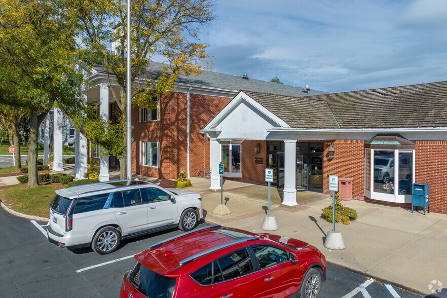 More Photos Of 1-10 Grant Sq, Hinsdale Storefront Retail Office For Lease