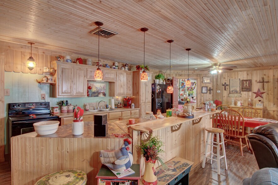 More Photos Of 617 W Main St, Whitesboro Garden Center For Sale