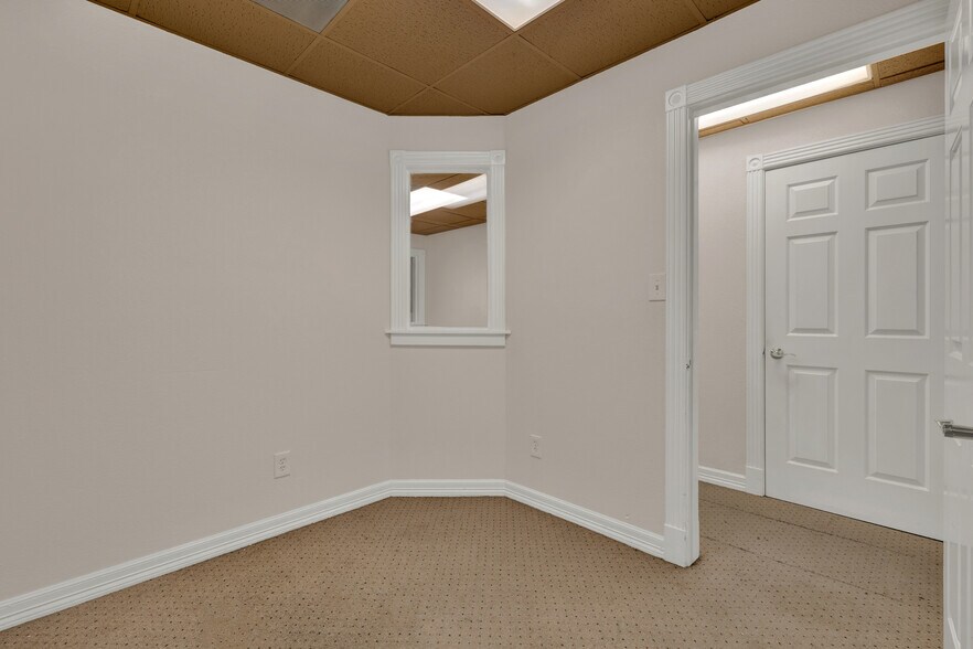 More Photos Of 139 E Hopkins St, San Marcos Bar For Sale