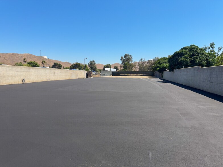 More Photos Of 10051 Mission Blvd, Jurupa Valley Contractor Storage Yard For Lease