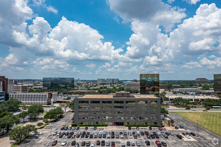 More Photos Of 1300 W Mockingbird Ln, Dallas Office For Lease