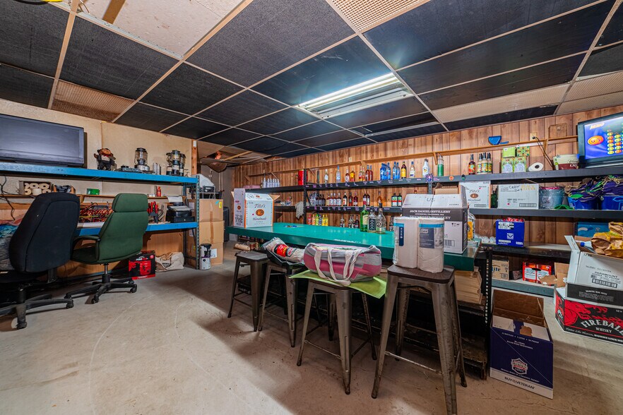 More Photos Of 689 Cedar St, Coshocton Bar For Sale