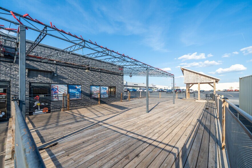 More Photos Of 2221 W Walnut St, Rogers Restaurant For Sale