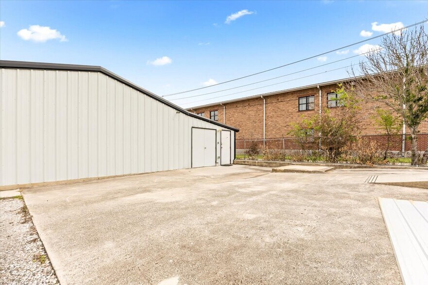 More Photos Of 918 10th St, Floresville Land For Lease