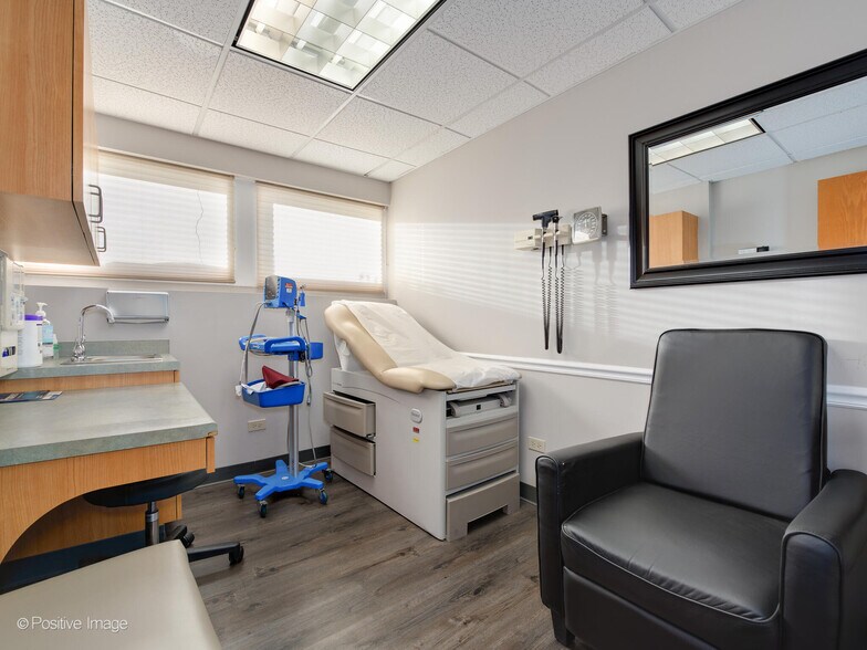 More Photos Of 9631 Gross Point Rd, Skokie Medical For Sale