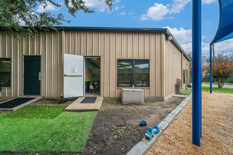 More Photos Of 3421 E Walnut St, Pearland Daycare Center For Sale
