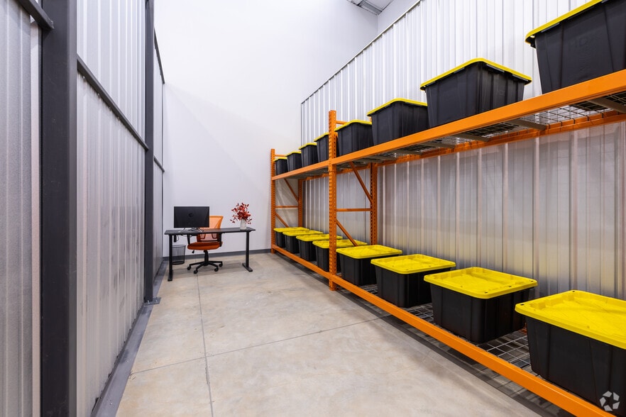 More Photos Of 1027 Outpost Dr, Conroe Showroom For Lease